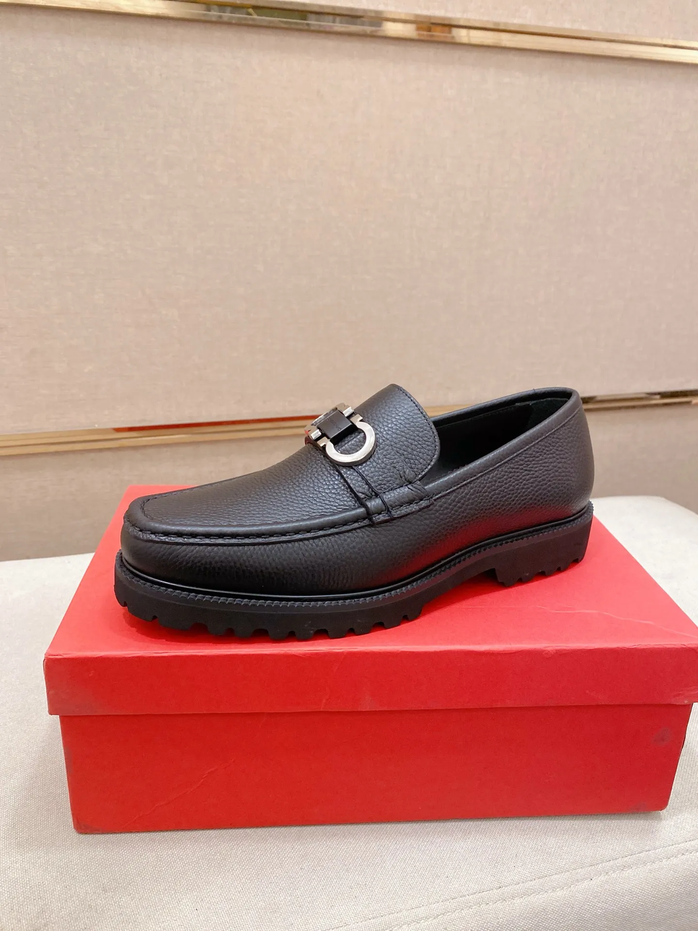 Men's shoes💰: 560💰 High version Ferragamo quality! 🆕🆕Exclusive hot-selling products in stock🔥🔥New products on the shelves, high-quality shoes, high-end driving shoes, with complete packaging! 💪 💪 Material: imported patented cowhide 🐂 + imported high-quality water-dyed cowhide lining + wear-resistant outsole 👍🏻👍🏻 Features: high-end and comfortable, purely handmade 🚀 🚀 Create the perfect shoes that suit you best 🔥 🔥 Size: (38-44) Can be customized 45 non-returnable!